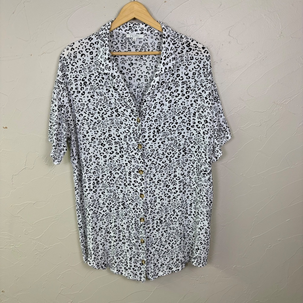 Z Supply Leopard Print Button Down Shirt Women Large Short Sleeve Rayon Casual‎